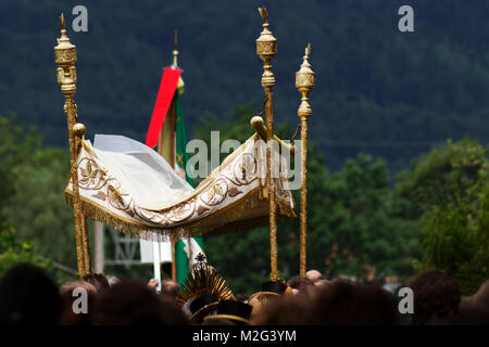 Processione del Corpus Domini, coloro che portano la tettoia sulla festa del Corpus Domini Foto Stock