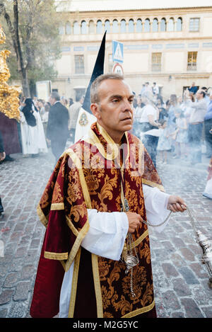 Cordoba, Spagna - 10 Aprile 2017: il sacerdote tenendo un incensiere durante la processione di Pasqua durante la Settimana Santa a Cordoba. Foto Stock