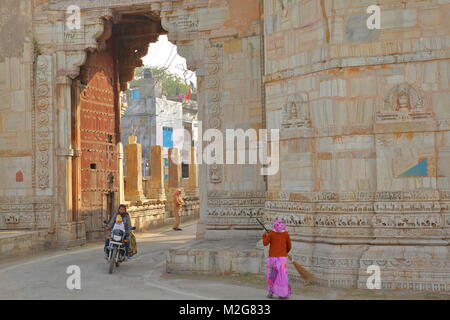 CHITTORGARH, Rajasthan, India - 14 dicembre 2017: Ram Pol cancello che conduce al fort (Garh) di Chittorgarh Foto Stock