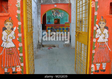 CHITTORGARH, Rajasthan, India - 14 dicembre 2017: il colorato entrata di una casa tradizionale con dipinti murali Foto Stock