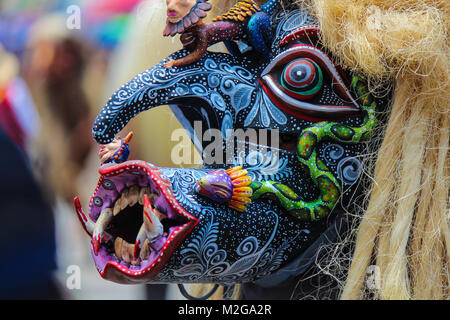 Terrificante e mostruoso nero e blu maschera del guerriero 'tastoan' con molti dipinti a mano di un tradizionale carnevale messicano Foto Stock