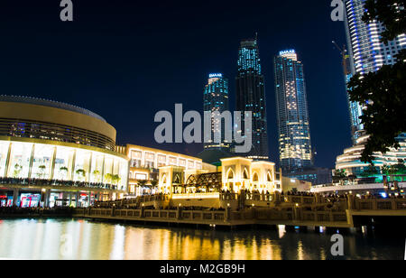 DUBAI, Emirati Arabi Uniti - 5 febbraio 2018: Centro commerciale di Dubai e la costruzione di grattacieli vicini si riflette nella fontana di notte. Il Dubai Mall è Foto Stock