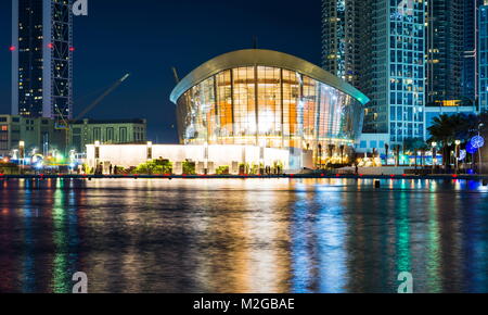 DUBAI, Emirati Arabi Uniti - 5 febbraio 2018: Dubai edificio Opera riflessi nell'acqua di notte Foto Stock