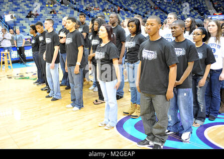 New Orleans - Louisiana National Guard reclute partecipare a un giuramento nella cerimonia prima di New Orleans Hornets gioco su Mar. 12. La cerimonia ha avuto luogo durante i calabroni apprezzamento militare notte festeggiamenti in New Orleans Arena. (U.S. Air Force MSgt Toby M Valadie Louisiana National Guard membro Public Affairs Office/RILASCIATO) Giuro In a calabroni gioco 100312-F-2117V-033 dalla Louisiana National Guard Foto Stock