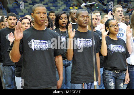 New Orleans - Louisiana National Guard reclute partecipare a un giuramento nella cerimonia prima di New Orleans Hornets gioco su Mar. 12. La cerimonia ha avuto luogo durante i calabroni apprezzamento militare notte festeggiamenti in New Orleans Arena. (U.S. Air Force MSgt Toby M Valadie Louisiana National Guard membro Public Affairs Office/RILASCIATO) Giuro In a calabroni gioco 100312-F-2117V-001 dal Louisiana National Guard Foto Stock