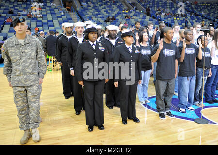 New Orleans - Louisiana National Guard reclute partecipare a un giuramento nella cerimonia prima di New Orleans Hornets gioco su Mar. 12. La cerimonia ha avuto luogo durante i calabroni apprezzamento militare notte festeggiamenti in New Orleans Arena. (U.S. Air Force MSgt Toby M Valadie Louisiana National Guard membro Public Affairs Office/RILASCIATO) Giuro In a calabroni gioco 100312-F-2117V-003 dalla Louisiana National Guard Foto Stock