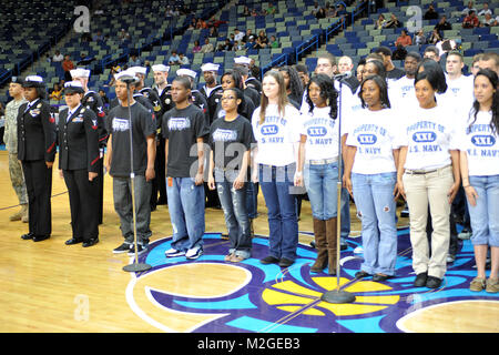 New Orleans - Louisiana National Guard reclute partecipare a un giuramento nella cerimonia prima di New Orleans Hornets gioco su Mar. 12. La cerimonia ha avuto luogo durante i calabroni apprezzamento militare notte festeggiamenti in New Orleans Arena. (U.S. Air Force MSgt Toby M Valadie Louisiana National Guard membro Public Affairs Office/RILASCIATO) Giuro In a calabroni gioco 100312-F-2117V-005 dalla Louisiana National Guard Foto Stock