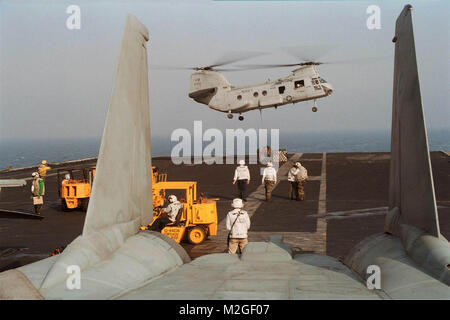 010805-N-9643P-001 sulla USS Enterprise (5 agosto 2001)-- UN CH-46' Sea King' elicottero offre forniture alla USS Enterprise (CVN 65) durante un rifornimento verticale. Enterprise è attualmente in corso nel Golfo Arabico a sostegno del funzionamento orologio meridionale. Ufficiale DEGLI STATI UNITI Navy foto dal fotografo compagno del Terzo di classe Dave Pastoriza. (Rilasciato) 010805-N-9643P-001 da navalsafetycenter Foto Stock