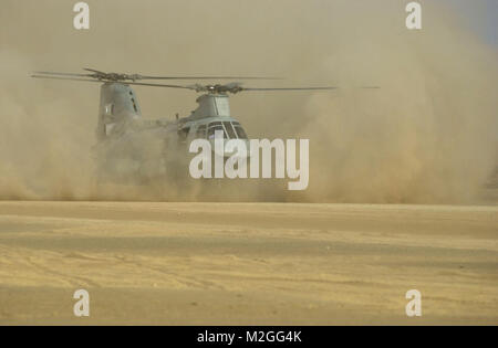 011202-N-6520M-005 Rhino Camp, Afghanistan (dec. n. 2, 2001) -- un corpo della marina degli Stati Uniti. CH-46 ÒSea KnightÓ elicottero atterra sul deserto atterraggio nome in codice ÒRhino.Ó Rhino è un forward-base di operazioni strategicamente situato all'interno dell'Afghanistan. Stati Uniti Navy Foto di PhotographerÕs mate 1. Classe Greg Messier. (Rilasciato) 011202-N-6520M-005 da navalsafetycenter Foto Stock