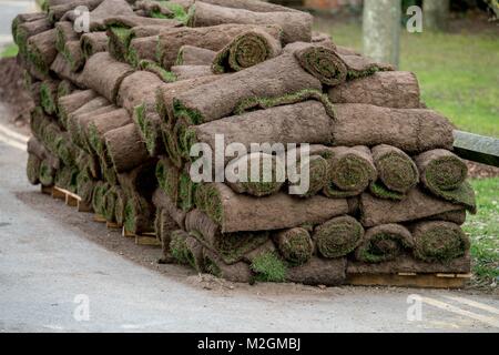 Rotoli di zolle d'erba in un palo pronto per essere utilizzato. Foto Stock