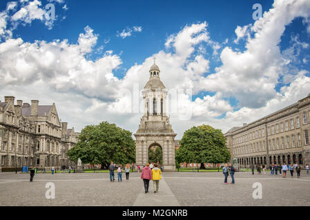 Vecchia Torre campanaria presso il Trinity College di Dublino, Irlanda Foto Stock