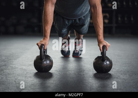 Sollevamento pesi, powerlifting, crossfit, training di forza. Foto Stock