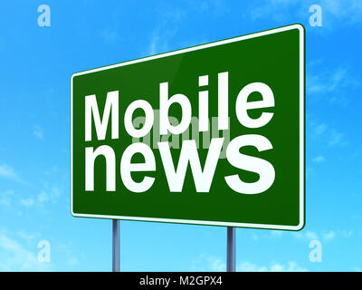 News concept: Mobile News sul cartello stradale sullo sfondo Foto Stock