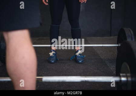 Sollevamento pesi, powerlifting, crossfit l uomo e la donna che lavora fuori in palestra. Foto Stock