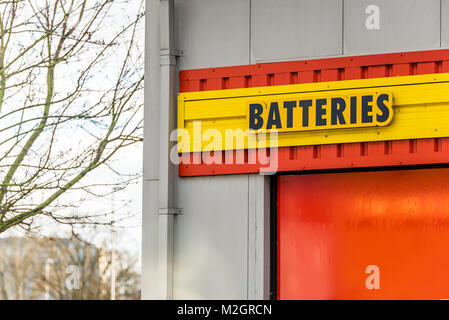 Northampton UK Gennaio 05, 2018: Batterie logo segno sulla parete del magazzino. Foto Stock