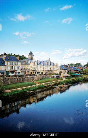 Montignac una piccola città in Dordogne, situato nella storica regione del Périgord Noir, sul fiume Vezere. Foto Stock