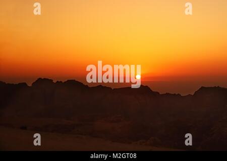 Paesaggio di un tramonto nella città perduta di Petra in Petr come Valley, il deserto della Giordania Foto Stock