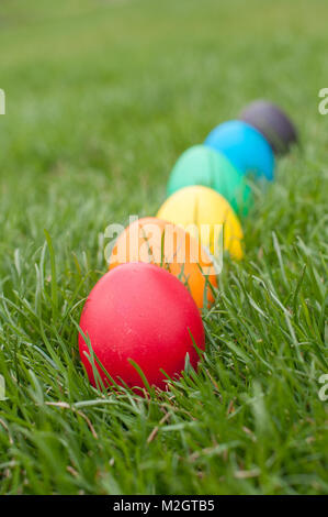 Sei diversi colori di uova di pasqua in una riga Foto Stock