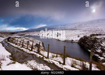 Il Grwyne Fawr serbatoio in Montagna Nera, Brecon Beacons nella neve Foto Stock