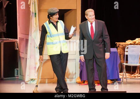 Il Patton Fratelli Jimmy e Brian Elliott e fratelli maggiori dei Chuckle fratelli ad esibirsi sul palco del teatro futurista, Scarborough. Foto Stock