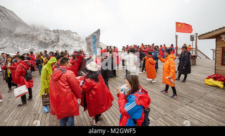 Lijiang, Cina - 23 Settembre 2017: turisti sulla Jade Dragon Snow Mountain piattaforma di osservazione, ad una altezza di 4680 metri. Foto Stock