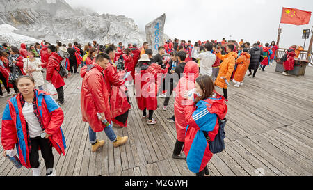 Lijiang, Cina - 23 Settembre 2017: turisti sulla Jade Dragon Snow Mountain piattaforma di osservazione, ad una altezza di 4680 metri. Foto Stock