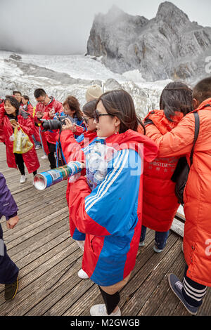 Lijiang, Cina - 23 Settembre 2017: turisti sulla Jade Dragon Snow Mountain piattaforma di osservazione, ad una altezza di 4680 metri. Foto Stock