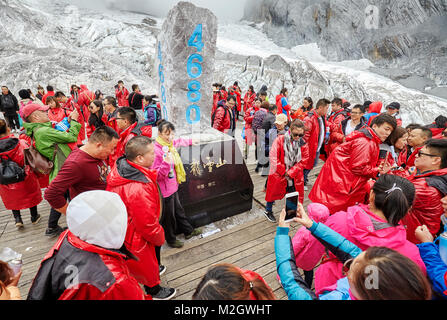 Lijiang, Cina - 23 Settembre 2017: turisti sulla Jade Dragon Snow Mountain piattaforma di osservazione, ad una altezza di 4680 metri. Foto Stock