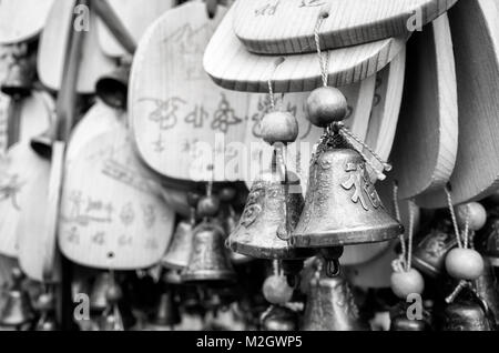 Lijiang, Cina - 22 Settembre 2017: preghiere e desideri su piastre di legno appesa in un tempio dal bianco fiume di acqua in Blue Moon Valley. Foto Stock