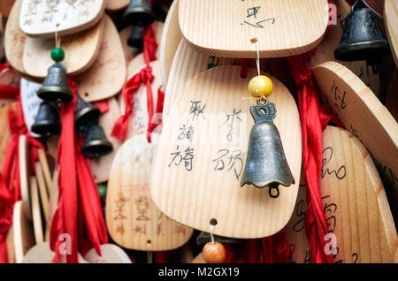Lijiang, Cina - 22 Settembre 2017: preghiere e desideri su piastre di legno appesa in un tempio dal bianco fiume di acqua in Blue Moon Valley. Foto Stock