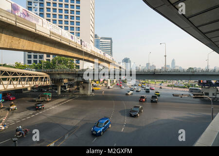Il traffico in Sala Daeng Junction a Bangkok, in Thailandia Foto Stock