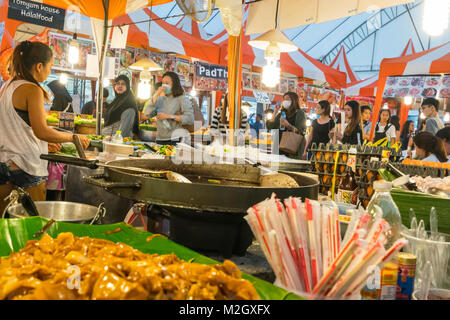 Cucina di strada su Ratchadamri Road di Bangkok, Tailand Foto Stock