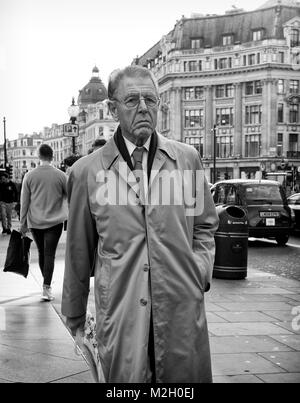 Edward Charles Morice Fox, OBE, attore, camminando lungo Regent Street, Londra, Inghilterra, Regno Unito, Credito: Londra Snapper Foto Stock