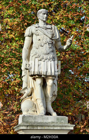 Parigi, Francia. Jardin des Tuileries. Statua: Jules Cesar/ Giulio Cesare (Ambrogio Parisi) copia del 1694 originale nel Museo del Louvre Foto Stock