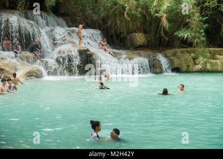 Luang Prabang i turisti a Kuang Si cascate Foto Stock