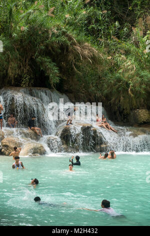 Luang Prabang i turisti a Kuang Si cascate Foto Stock