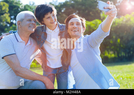 Famiglia multigenerazionale scattare foto all'aperto Foto Stock