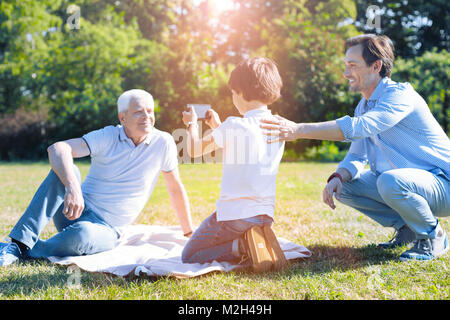 Famiglia multigenerazionale per divertirsi e scattare foto all'aperto Foto Stock