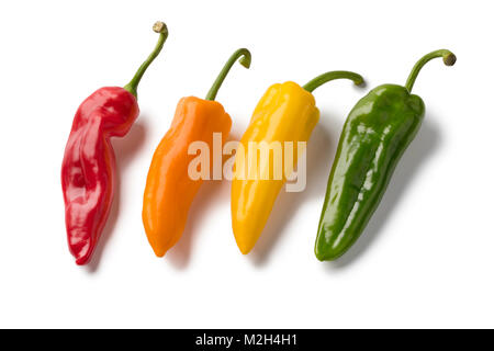 Nuove varietà di rosso, giallo, arancio e verde dolci peperoni appuntita isolati su sfondo bianco Foto Stock