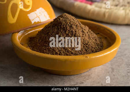 Ciotola tradizionale con marocchino Ras el Hanout erbe Foto Stock