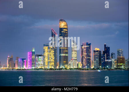 Skyline di Abu Dhabi all'inizio del crepuscolo Foto Stock