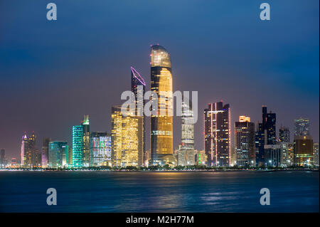 Skyline di Abu Dhabi nel crepuscolo Foto Stock