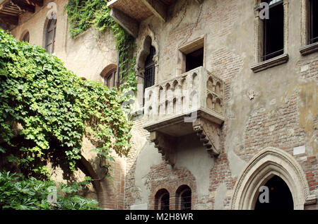 La famosa antica facciata del palazzo con il balcone di Giulietta Capuleti a Verona, Italia Foto Stock