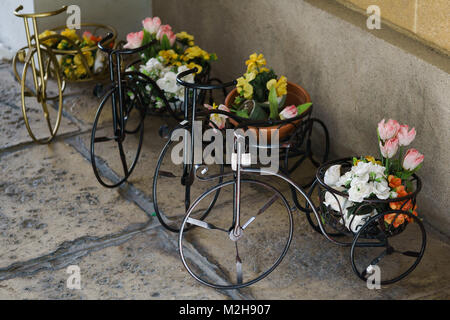 Foto di bicicletta decorativo con fiori Foto Stock