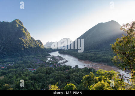 Vie dalla cima di una collina al Muang Ngoi Khao, Nord del Laos, sud-est asiatico Foto Stock