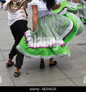 Colombiano di danza folk gruppo con abbigliamento tradizionale Foto Stock