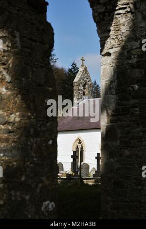 Talyllychau, Talley Abbey rovine framing St Michaels chiesa costruita dalla pietra dell'abbazia in rovina nel XVIII secolo, Wales, Regno Unito. Foto Stock