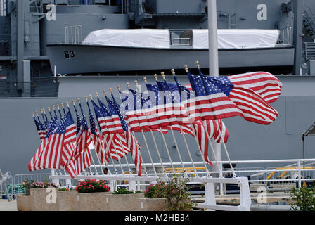 25 bandierine americane, a stelle e strisce, vecchia gloria, Nave da Battaglia Missouri Memorial, Pearl Harbor, Hawaii, STATI UNITI D'AMERICA Foto Stock