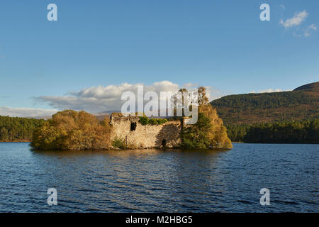 Le rovine di un castello del XIII secolo su un isola in Loch un Eilein, Rothiemurchus foresta, Cairngorms National Park, Scotland, Regno Unito Foto Stock