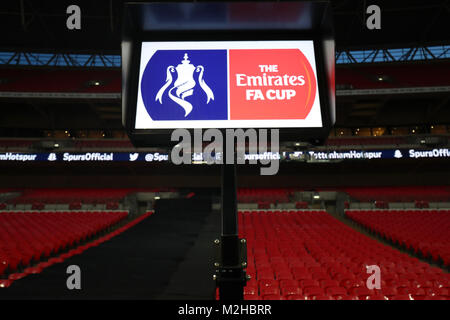 Una vista generale del video assistente arbitro (VAR) sistema pitchside prima Emirati FA Cup, quarto round replay corrispondono allo Stadio di Wembley, Londra. Foto Stock